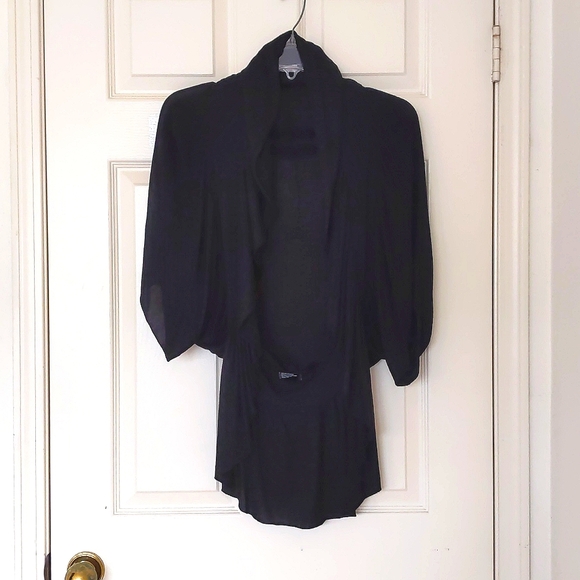 NWOT. The Limited 100% Rayon Short Sleeve Loose Fit Open Front knit Top w/design - Picture 3 of 6